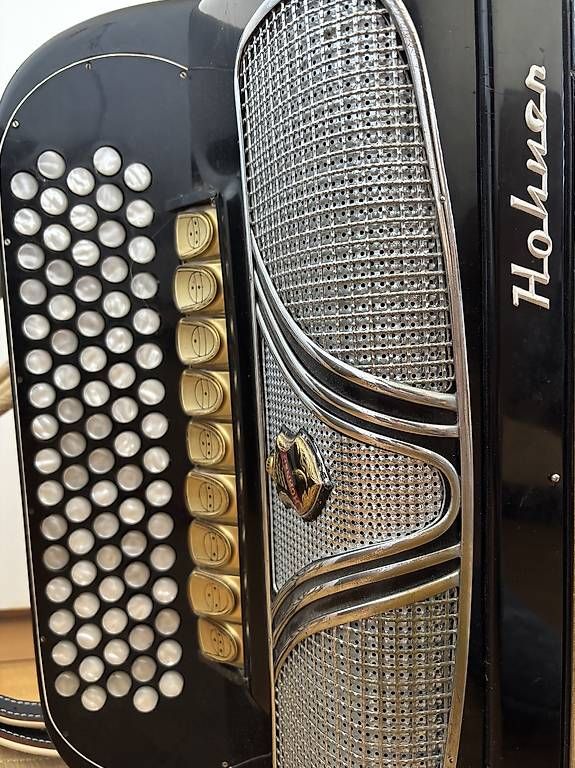Strumenti musicali: Akkordeon Hohner Riviera IV – Usato da Liebefeld venduto da divi66 1