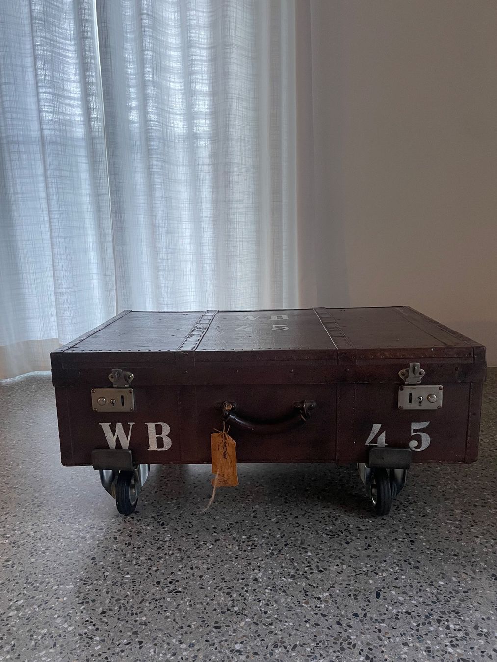 Valigie: Alter Koffer als einzigartiger Wohnzimmertisch – Usato da Windisch venduto da Laura_1991