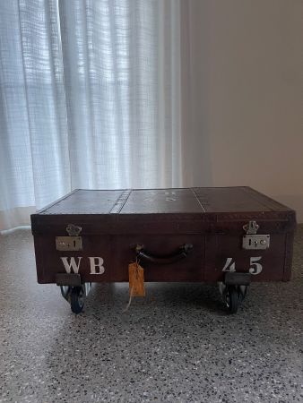 Alter Koffer als einzigartiger Wohnzimmertisch