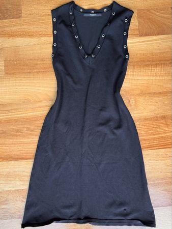 Abito nero firmato Guess con dettagli intrecciati