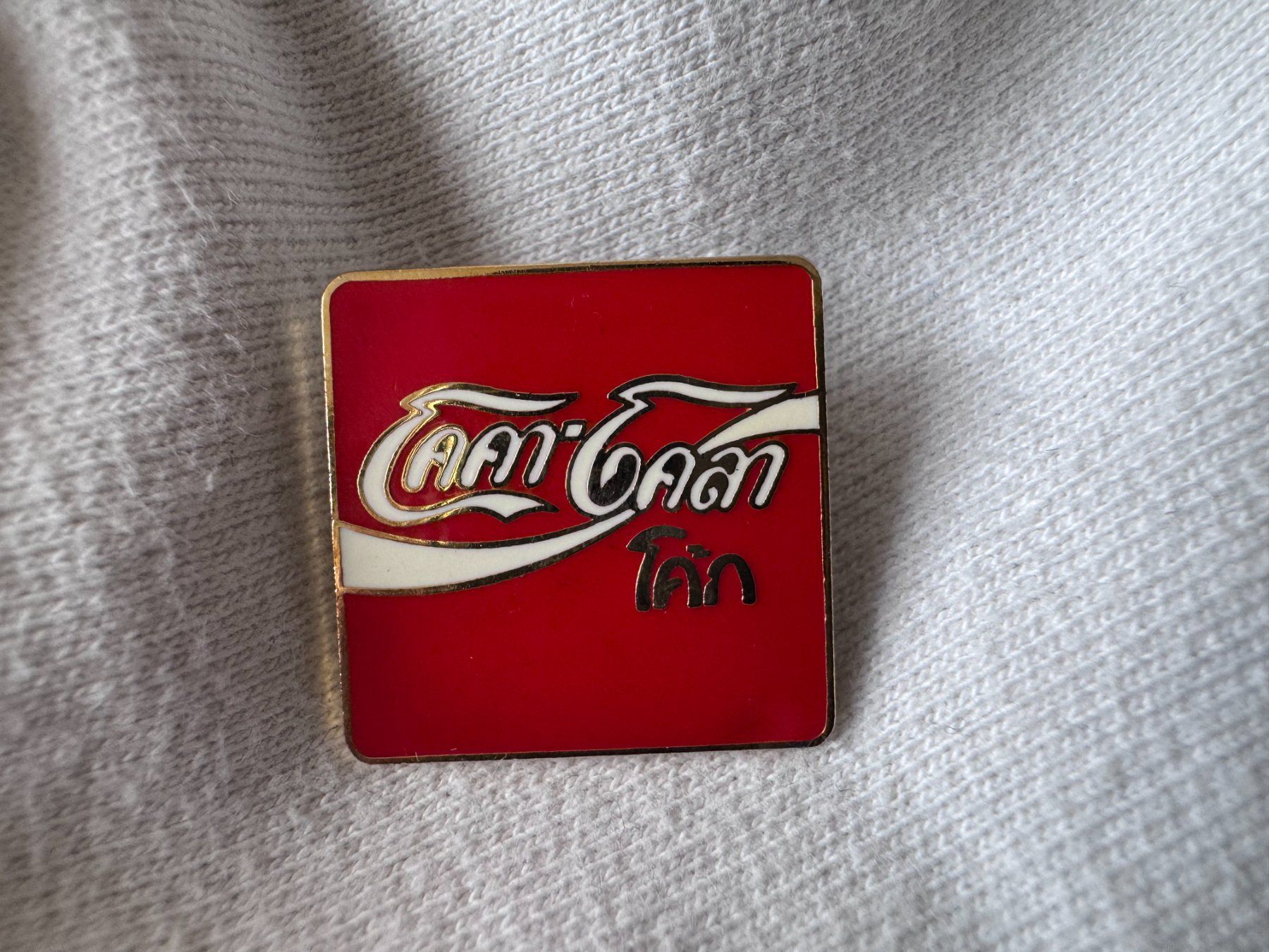 Coca-Cola Placchette & Badge: Pins Coca Cola pin – Usato da Neuchâtel venduto da _Easy_to_Find_