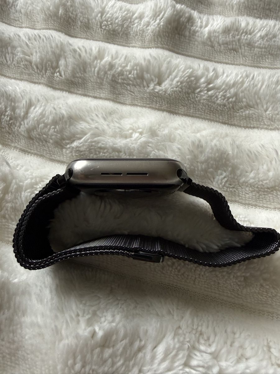 Apple Smartwatch: Apple Watch Series 5 44mm Titanium Cellular + 3 bracelets – Usato da Genève venduto da Moudik 2