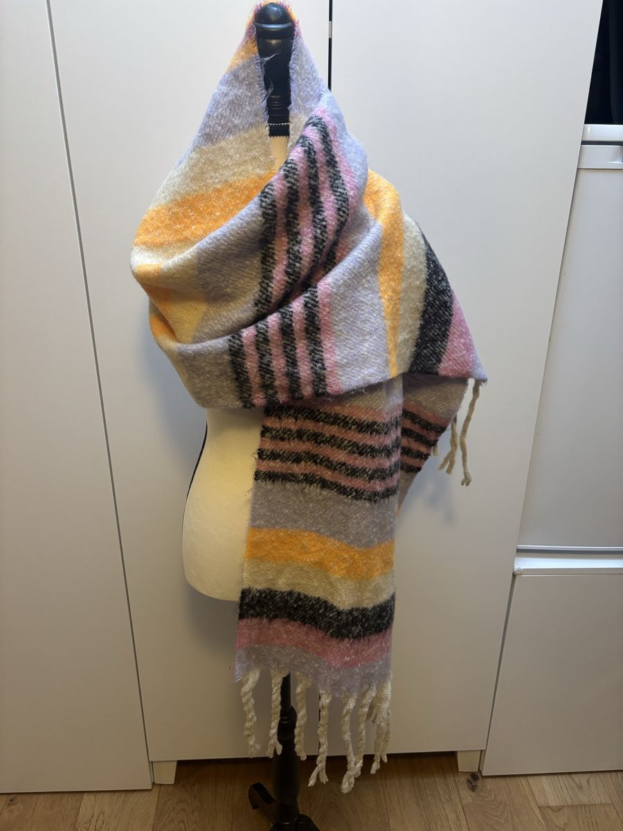 Foulard & Sciarpe: Grosser, weicher Schal mit Fransen – Nuovo (secondo la descrizione) da Celerina venduto da Heli87 1