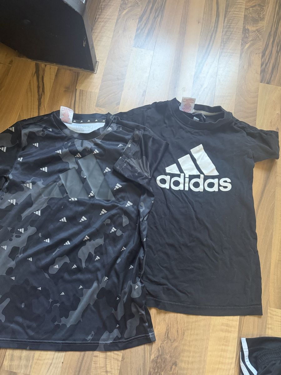 Adidas Lotti & Set di vestiti: Adidas Bundle: 2 Turnhosen 2 T-Shirt – Usato da Lenzburg venduto da Stone07