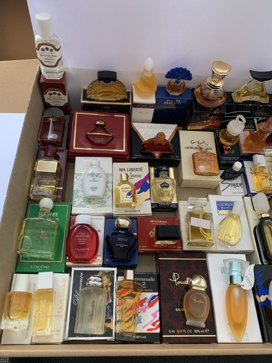 Parfum & Eau de Toilette: Über 40 Parfum miniaturen – Gebraucht aus Hochdorf von Blume007 1