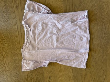 T-Shirt in Grösse 140, Flieder-Farbe, mit Rüschen an Ärmel