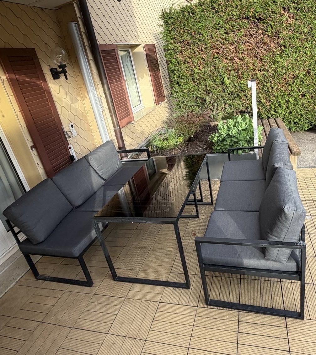 Set di tavolo e panche: Moderne Garten-/Terrassenlounge – Usato da Brugg AG venduto da Milee07