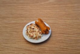 Puppenhaus Rösti mit Cervelat auf Keramik Teller