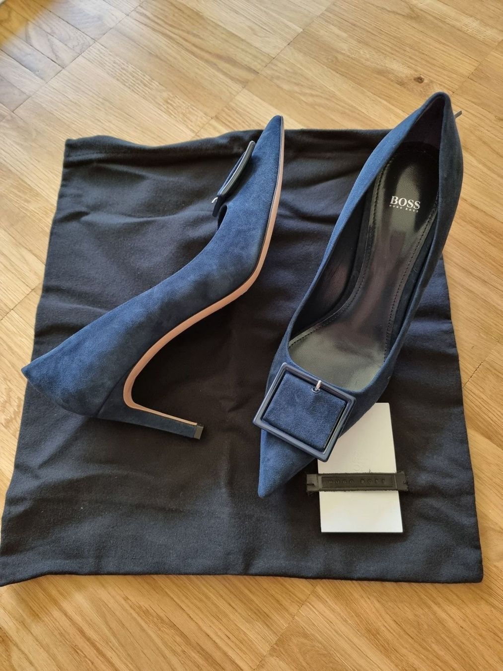 Hugo Boss Damenschuhe: Hugo Boss Pump Wildleder Dunkelblau 38.5 – Neu und originalverpackt aus Brüttisellen von Begoran 1