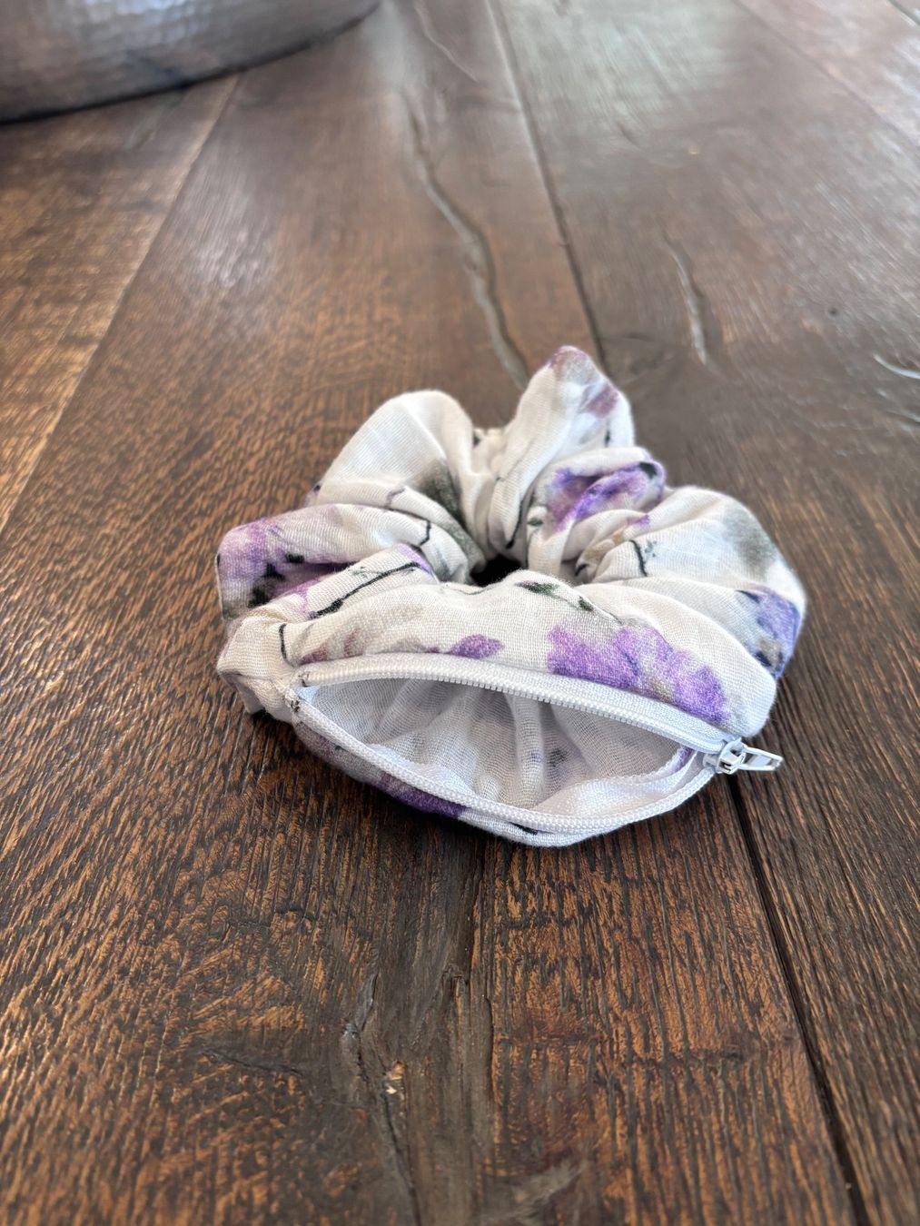 Haarschmuck: Scrunchie mit Geheimfach – Neu (gemäss Beschreibung) aus St. Niklaus VS von loumonrohandmade 1