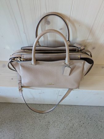 Sac à main Coach beige en cuir, parfait pour l'été!