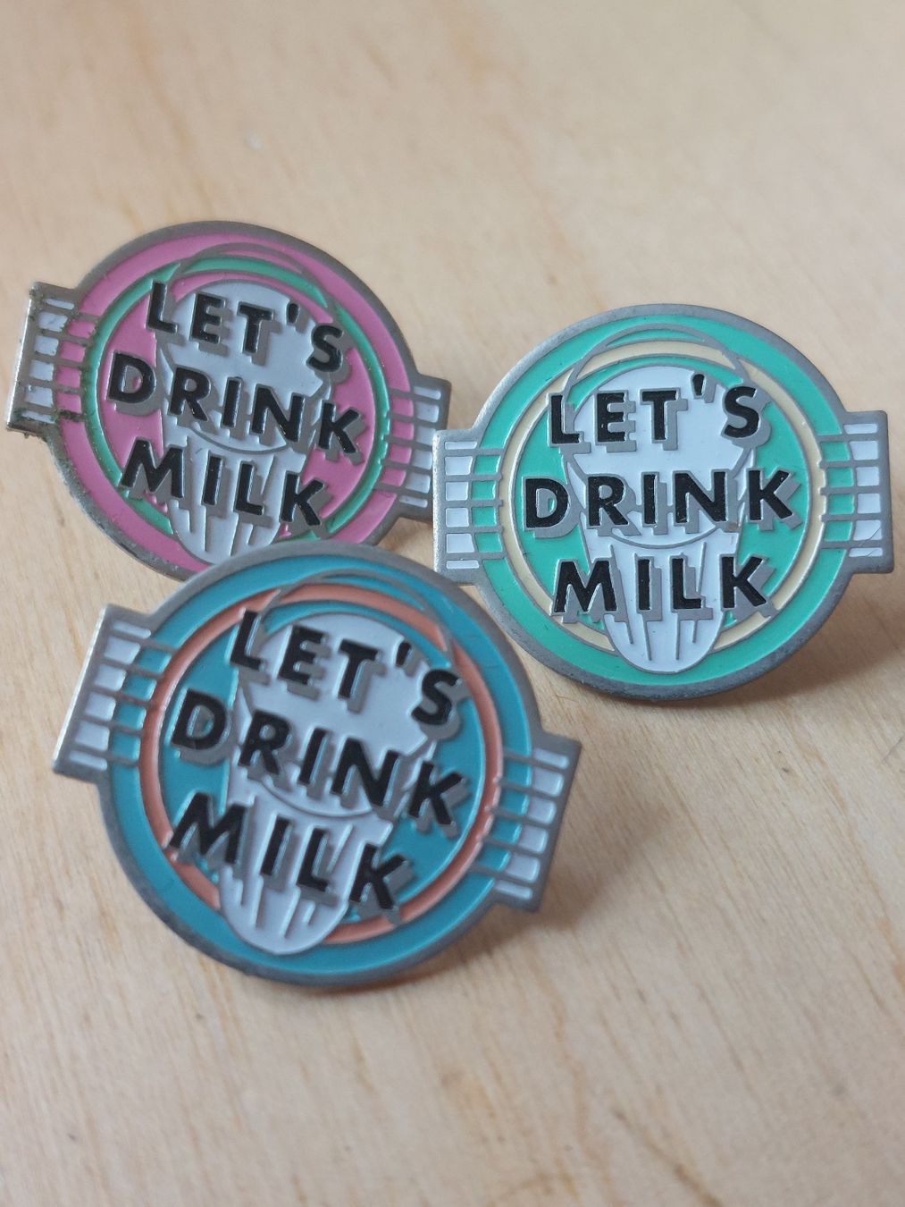 Placchette & Badge: LET'S DRINK MILK - PIN – Usato da Gipf - Oberfrick venduto da Esnoopy