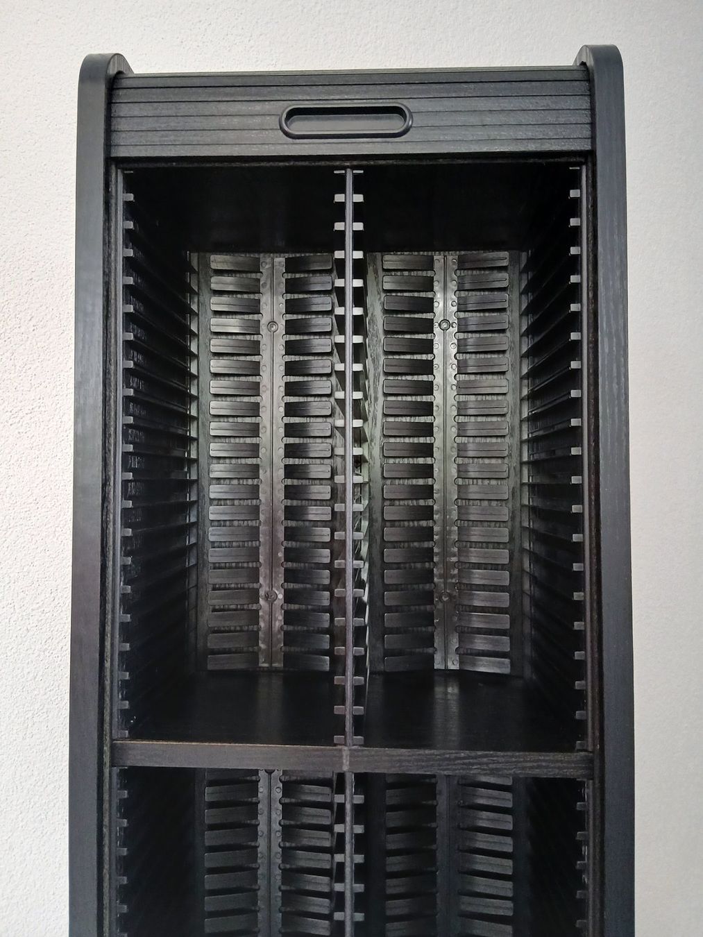 Regale: Schwarzer CD-Schrank / CD-Regal mit Rollo – Gebraucht aus Niederuzwil von Meamele 3