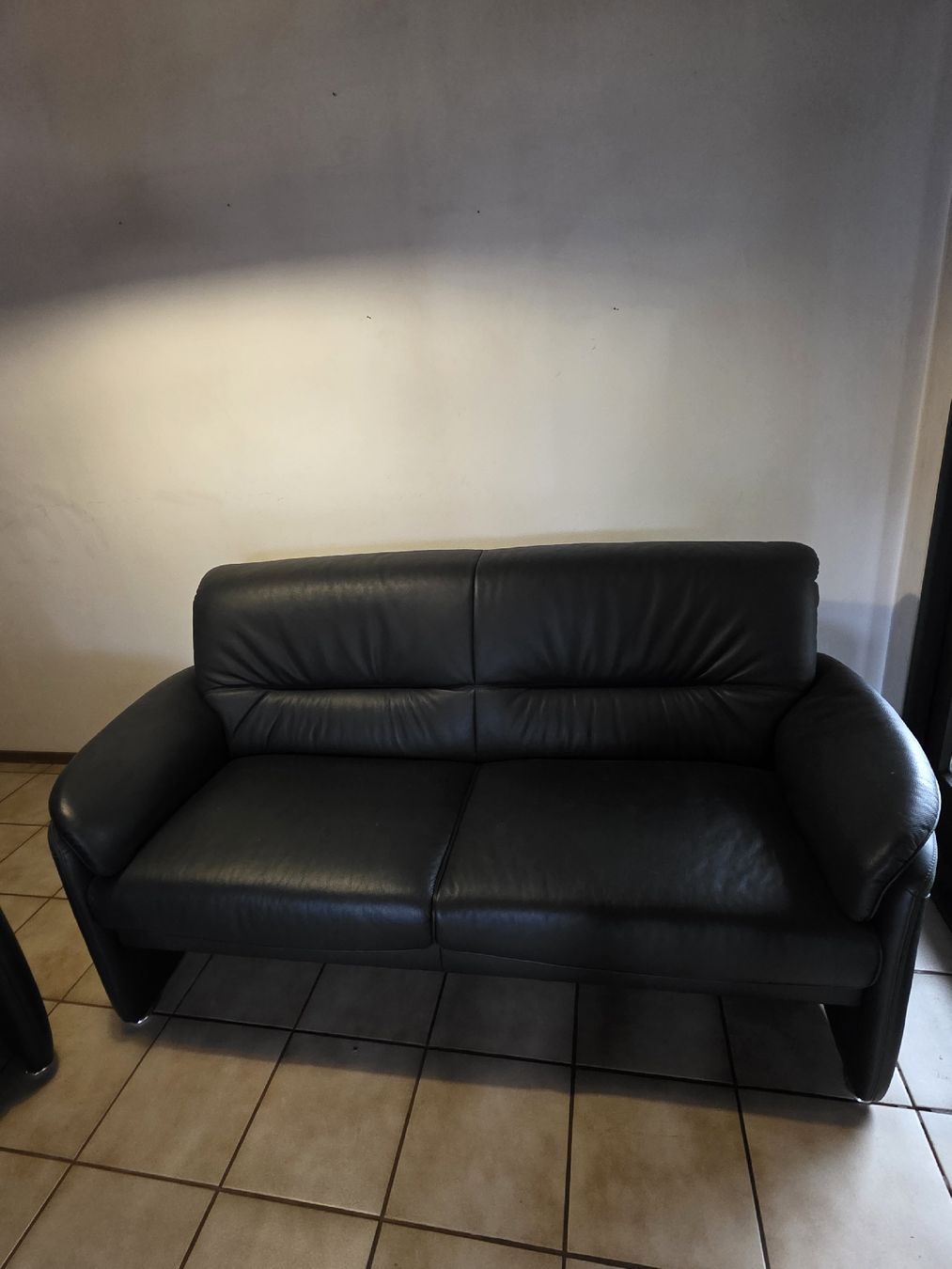 Divani: Zwei schwarze Ledersofas – Usato da Rothrist venduto da rsu_96pl 1