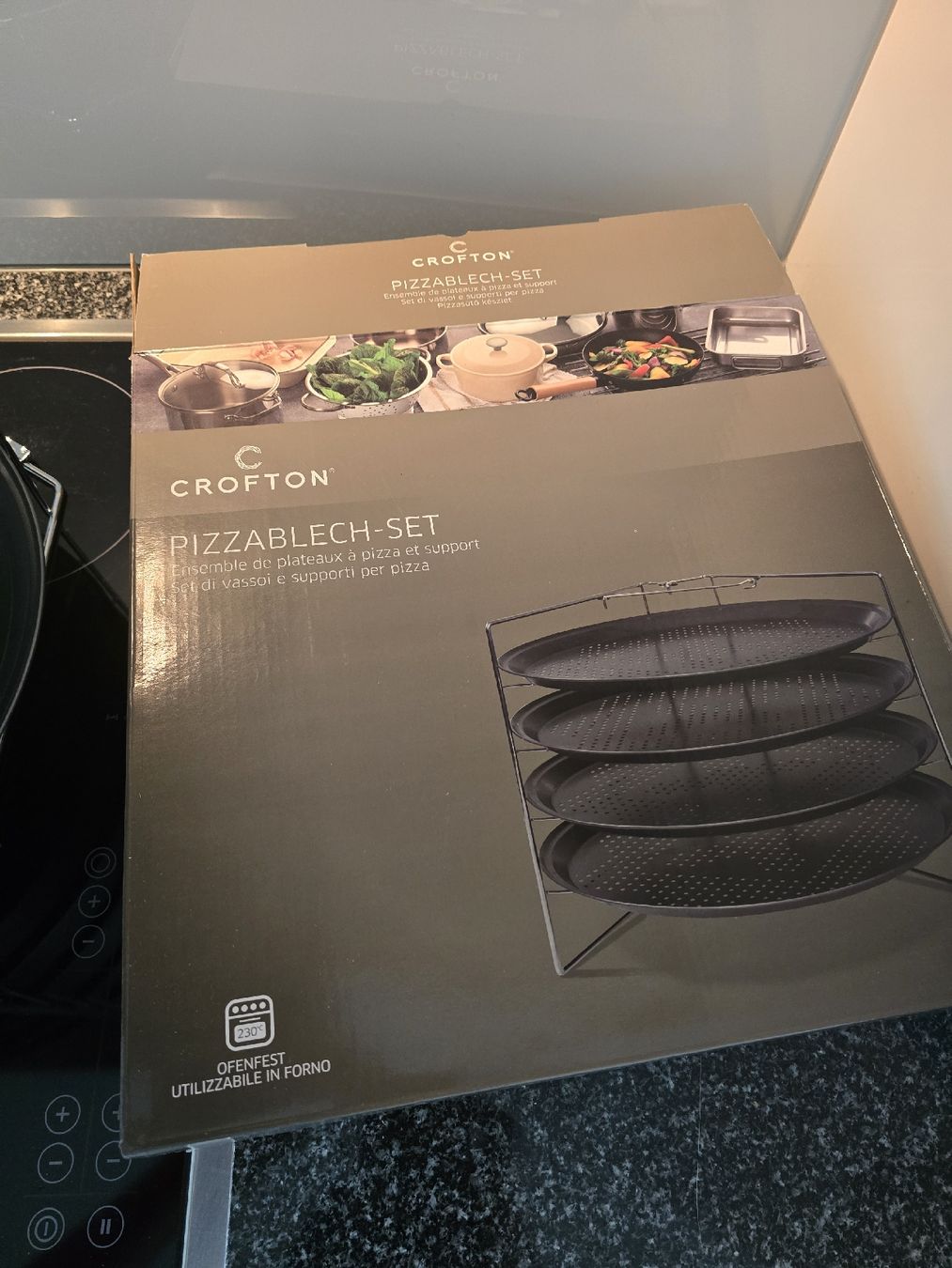 Teglie da forno: Pizzablech-Set Crofton mit 4 Blechen und Ständer fast neu – Nuovo (secondo la descrizione) da Emmenbrücke venduto da Raji23 3