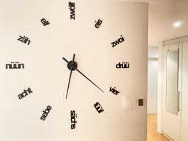 Wanduhr auf Schweizerdeutsch mit 70cm Zeigerdurchmesser!