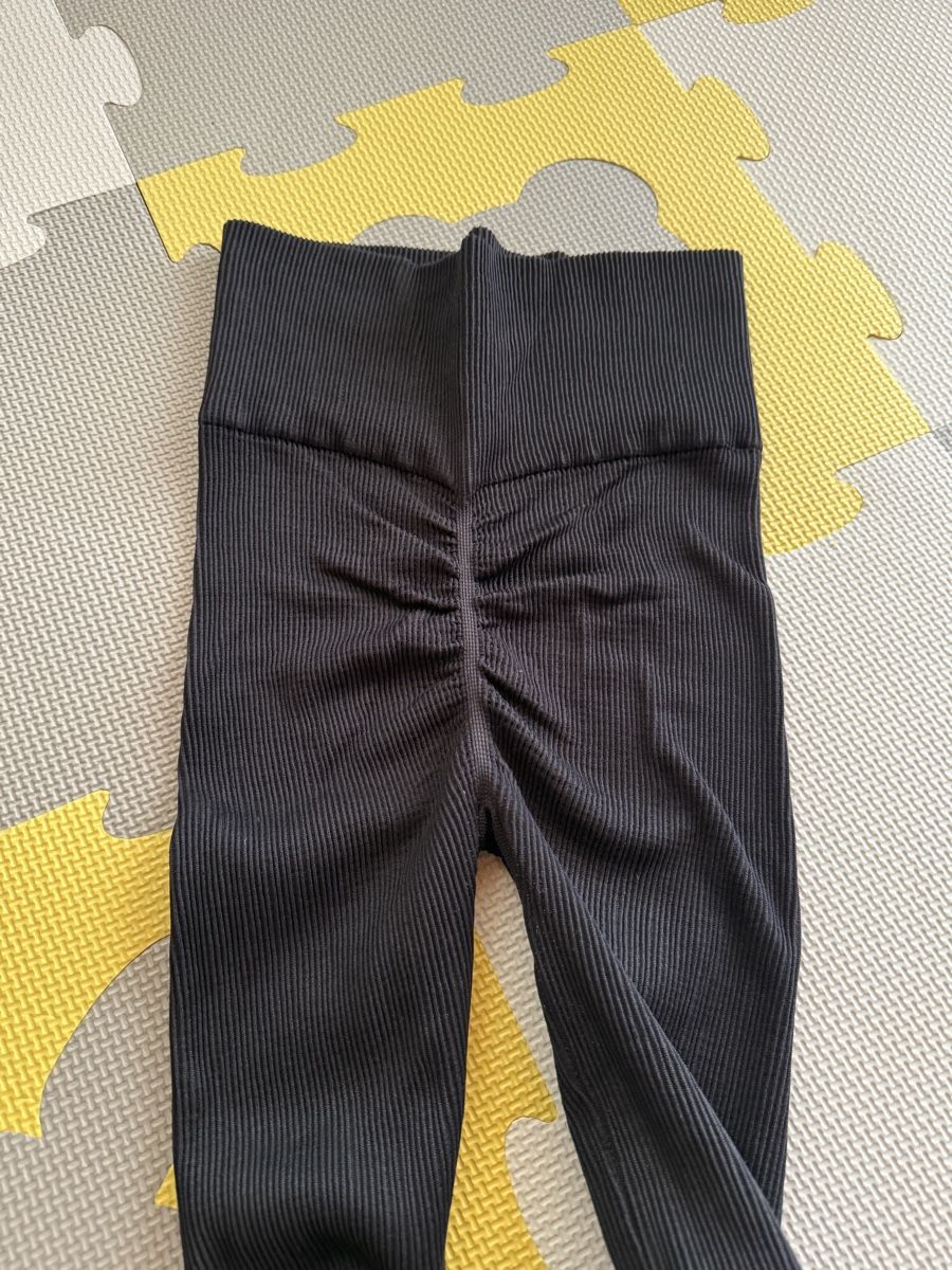 Leggings: Black Seamless Ribbed Leggings - Perfect for Fall Workouts! – Usato da Uerkheim venduto da yak_5tb7 1