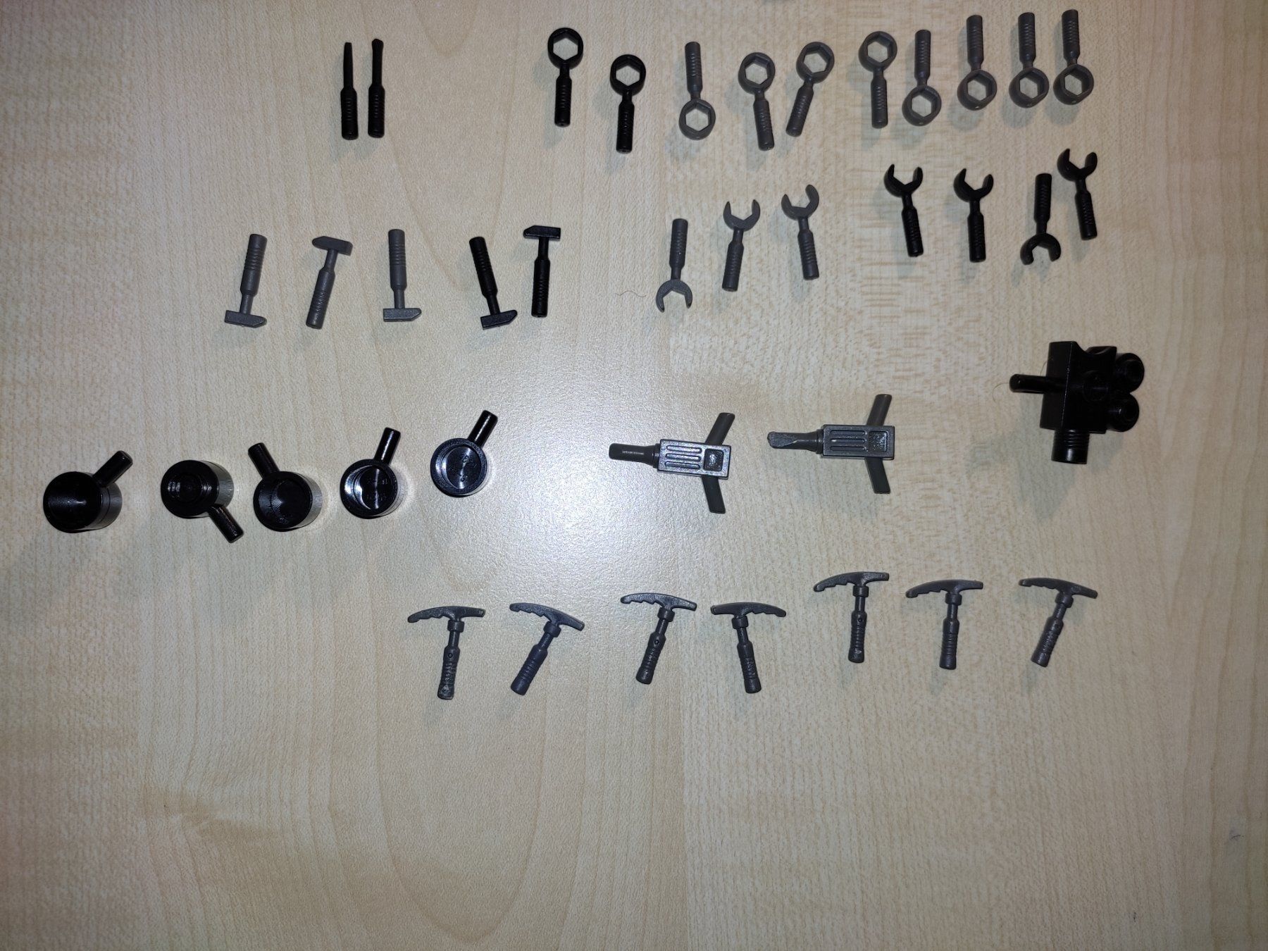 Lego Kit di costruzioni: Lego : Handcuffs, camera,Pipe Wrench,and – Usato da Montricher venduto da Babou72 2
