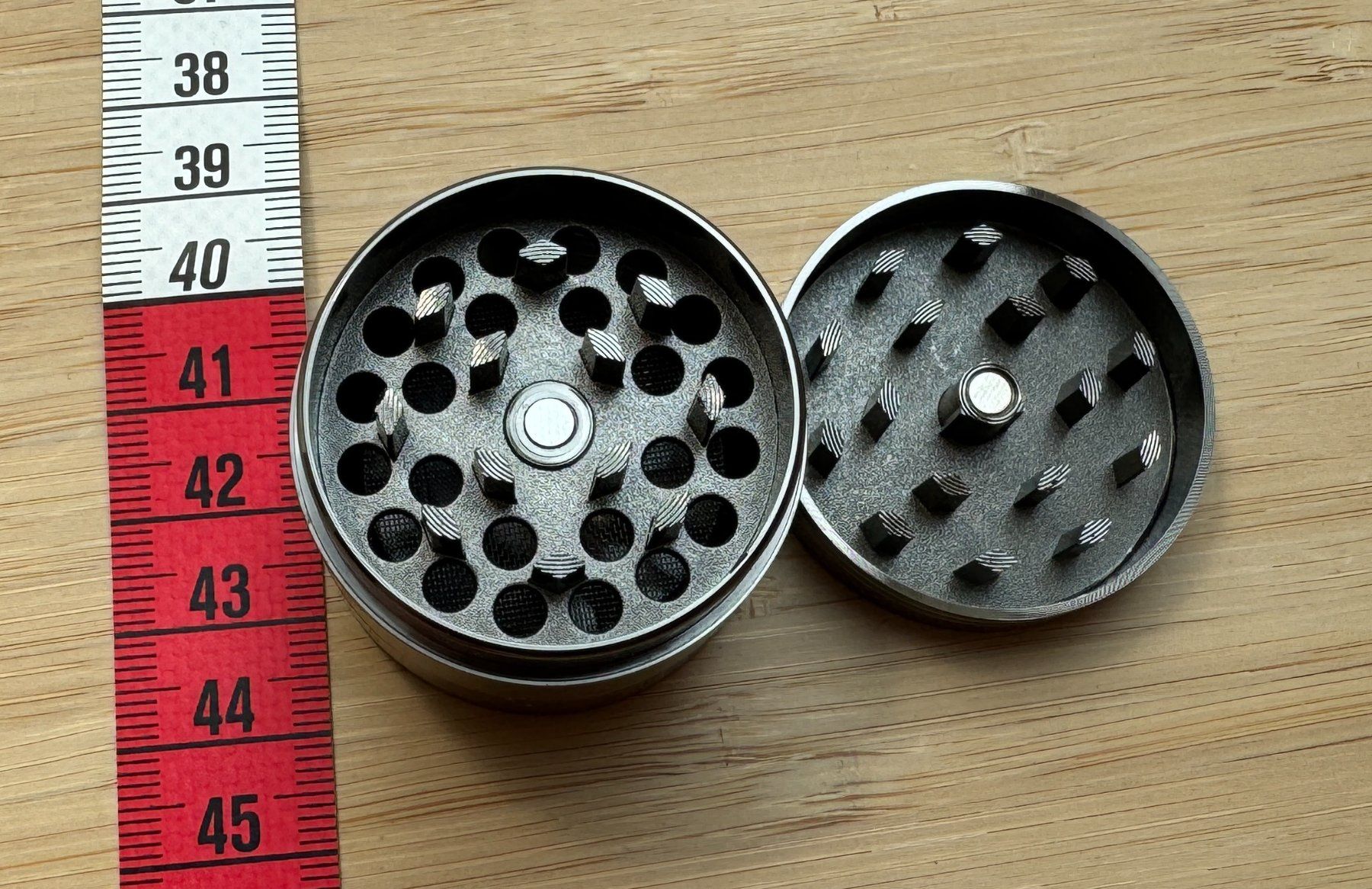 Tabak: grauer Metall Grinder, gray, grey, Mühle – Neu und originalverpackt aus Winterthur von YaV 2