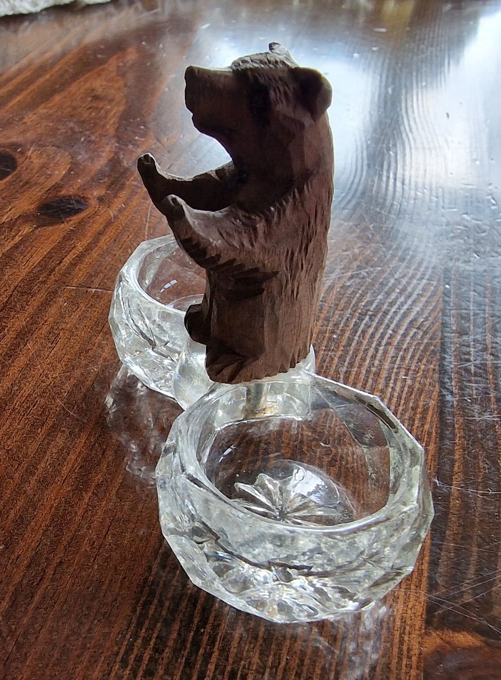 Statuette: geschnitztes Bärchen mit zwei Glasschälchen  -  Brienz – Usato da Röthenbach i. E. venduto da Heureka5 2
