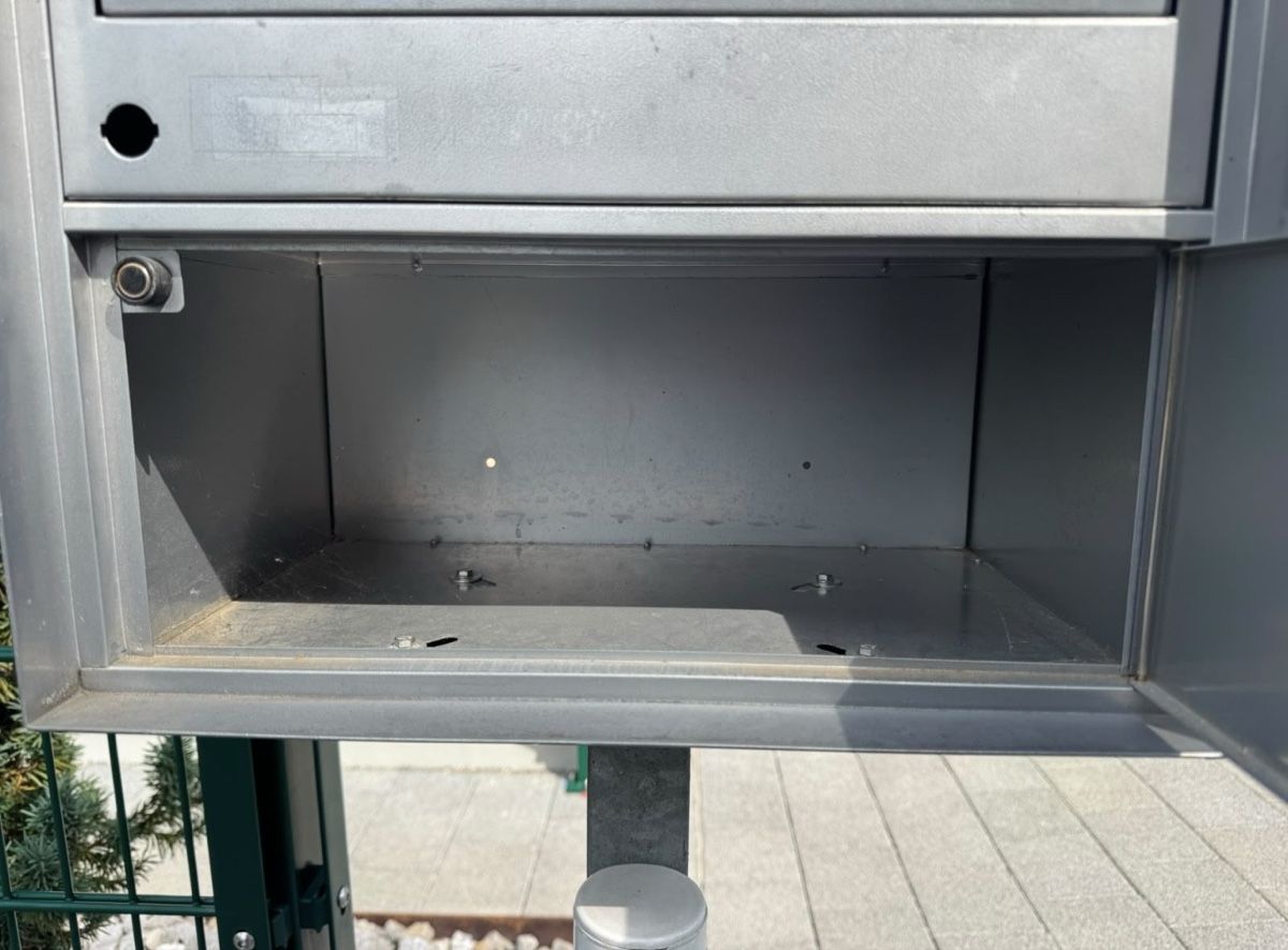 Altro per la casa: Briefkasten grau Metall gebrauchter Zustand – Usato da Menziken venduto da Giulietta1 2