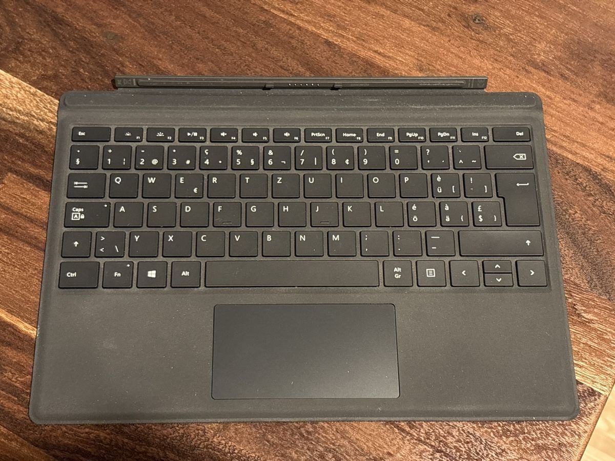 Microsoft Tastiere: Microsoft Surface Pro Tastatur Grau - CH Tastaturlayout – Usato da Winkel venduto da Pauder