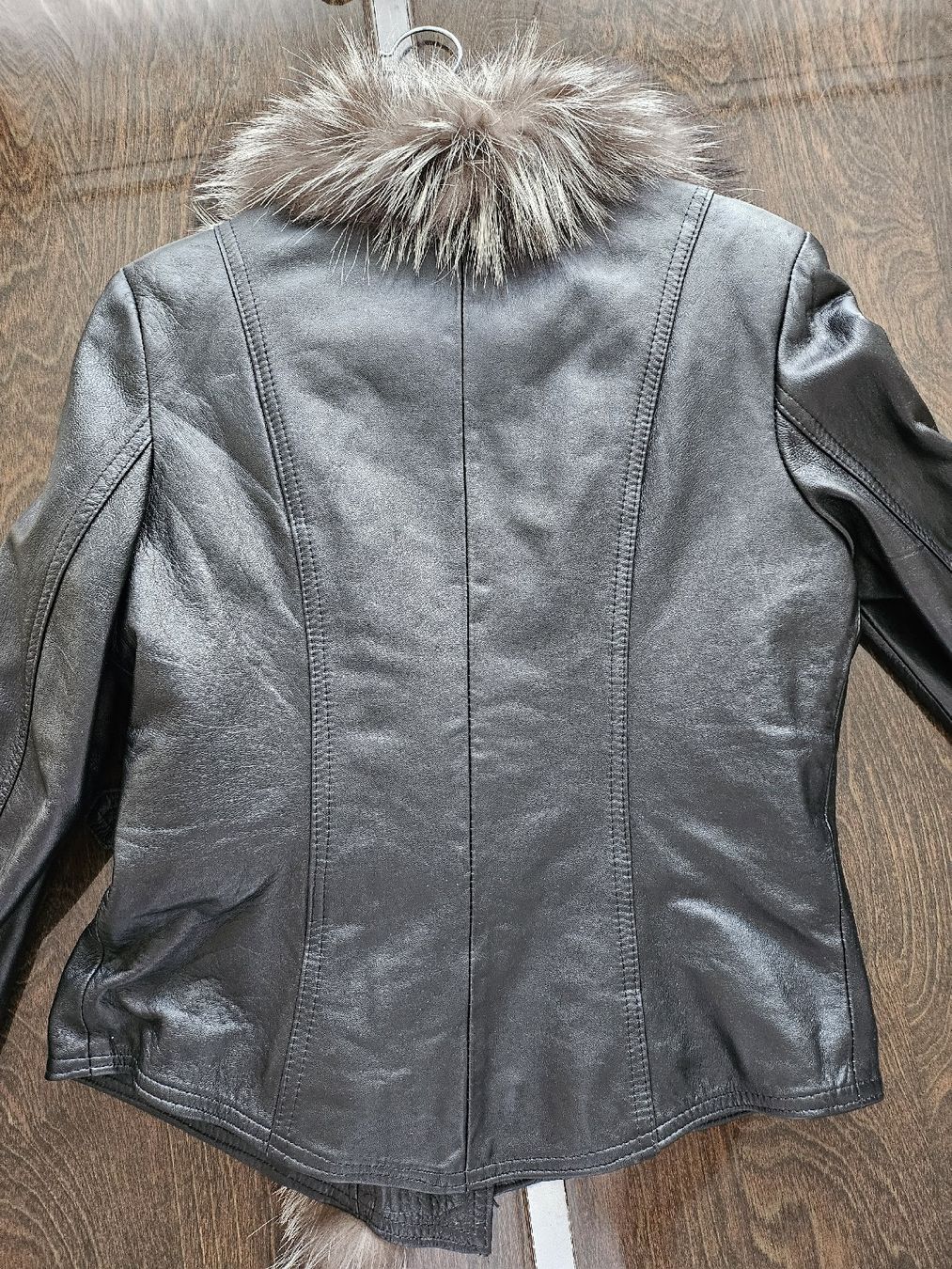 Jacken: Lederjacke mit dem Pelz – Neu (gemäss Beschreibung) aus Rapperswil SG von dslemer 1
