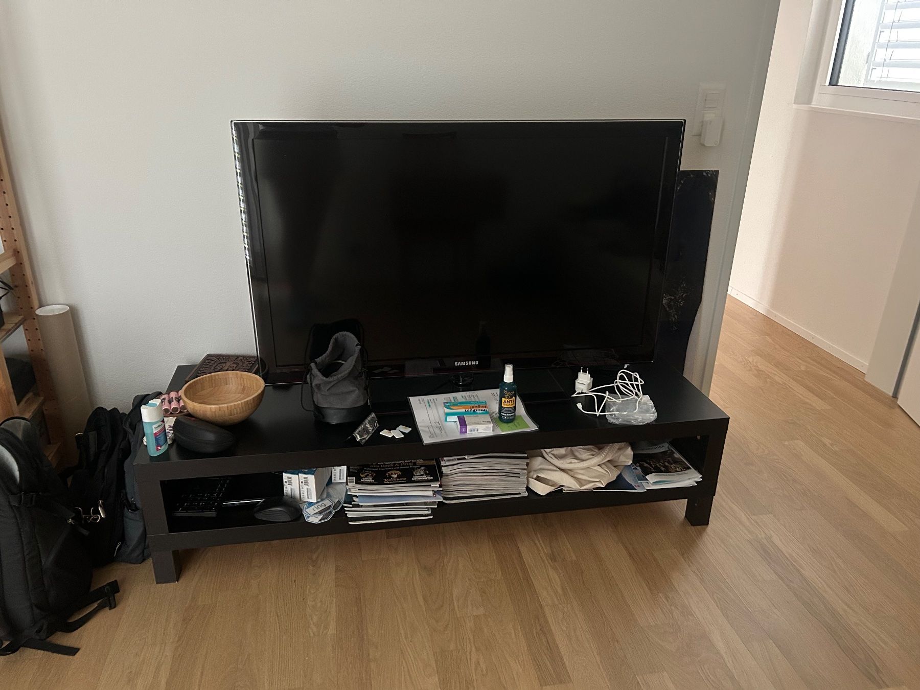 Ikea Tavoli: Schwarzen Tisch und TV – Usato da Ennetbaden venduto da Anch00