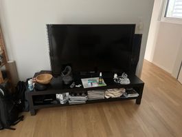 Schwarzen Tisch und TV