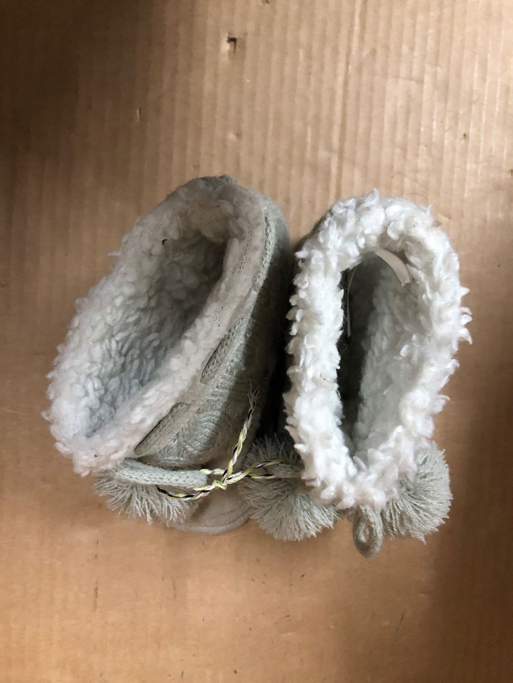 Scarpe per ragazzi: Kuschelige Winterstiefel Gr. 22/23 mit Bommeln – Usato da Eschlikon TG venduto da RamonaSt 4