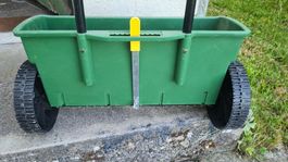 Streuwagen Okay für Rasenpflege und Duengung im Fruehling