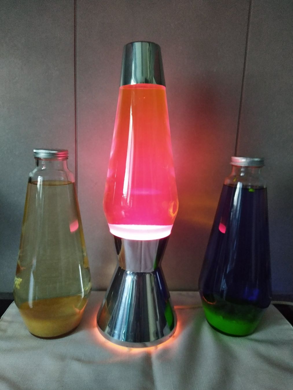 Mathmos Lampade: Mathmos Astro Lavalampe Silber glänzend mit 3 Flaschen – Usato da Beringen venduto da Arven86 2