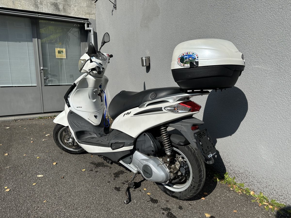 Piaggio Scooter: Piaggio Roller Fly 125cc weiss mit Topcase gebraucht – Usato da Binningen venduto da pmo_66z8 2