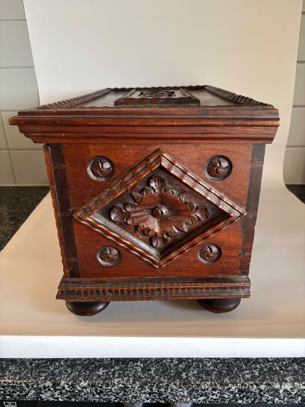 Cassettiere: Antike Miniaturkommode Barock Nussbaum – Usato da rotkreuz venduto da baudisch 1
