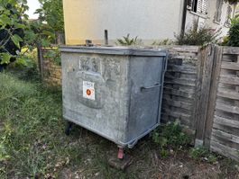 Grosser Metall Container mit Rollen gebraucht