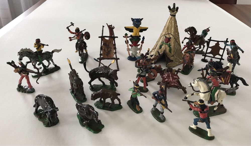 Lot Collector De 122 Figurines Plastique Cowboys Et Indiens Avec Accessoires - Années 60, France