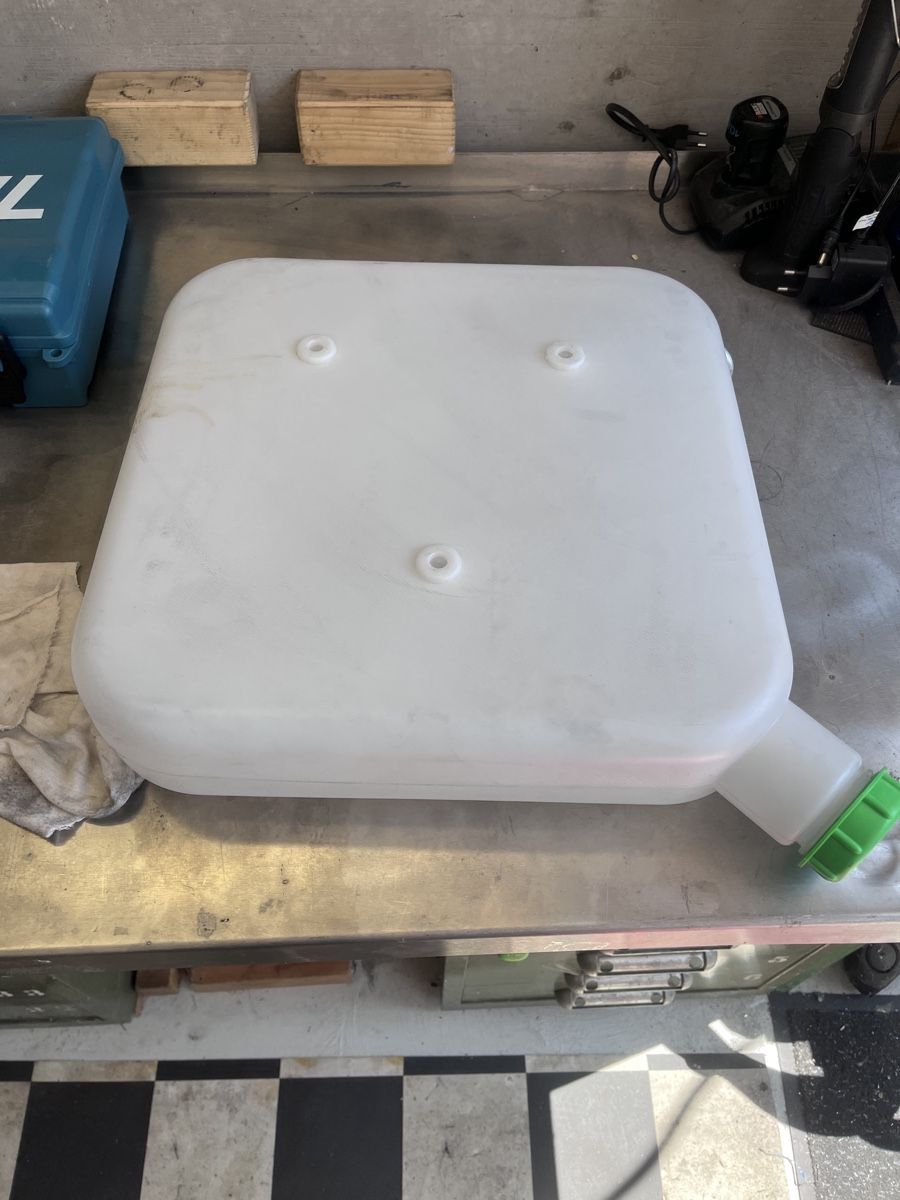 Abbeveratoi e trogoli: Tank für Treibstoff  – Nuovo e nell'imballaggio originale da Scherzingen venduto da Husabergli