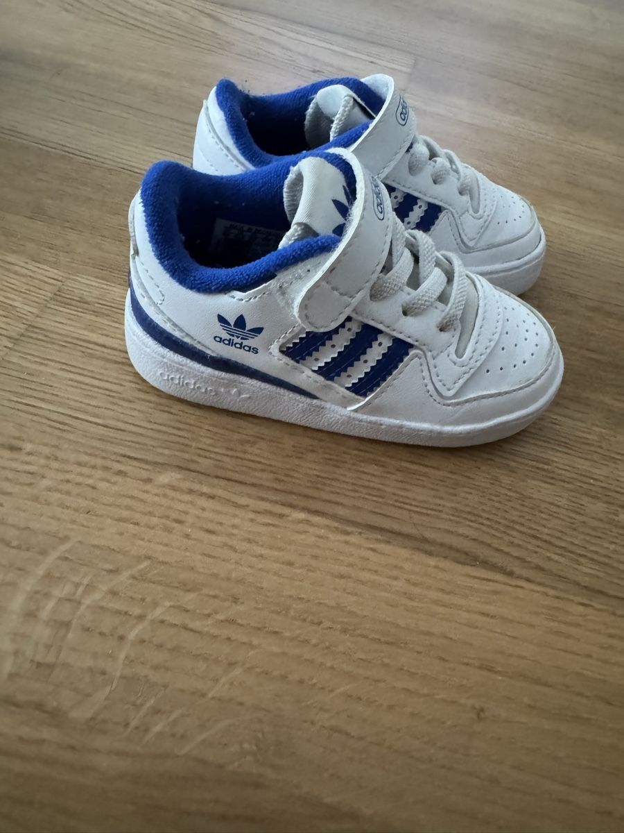 Adidas Scarpe per ragazzi: Baskets Adid as garçons blanches et bleues, pointure 22, – Usato da La Chaux-de-Fonds venduto da kel_9khc