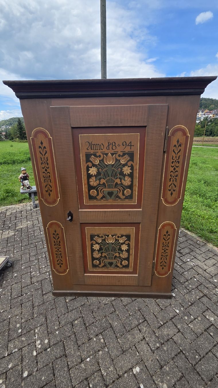 Armadi: Alter handbemalter Schrank 1894 – Usato da Lengnau AG venduto da xoxASTROxox