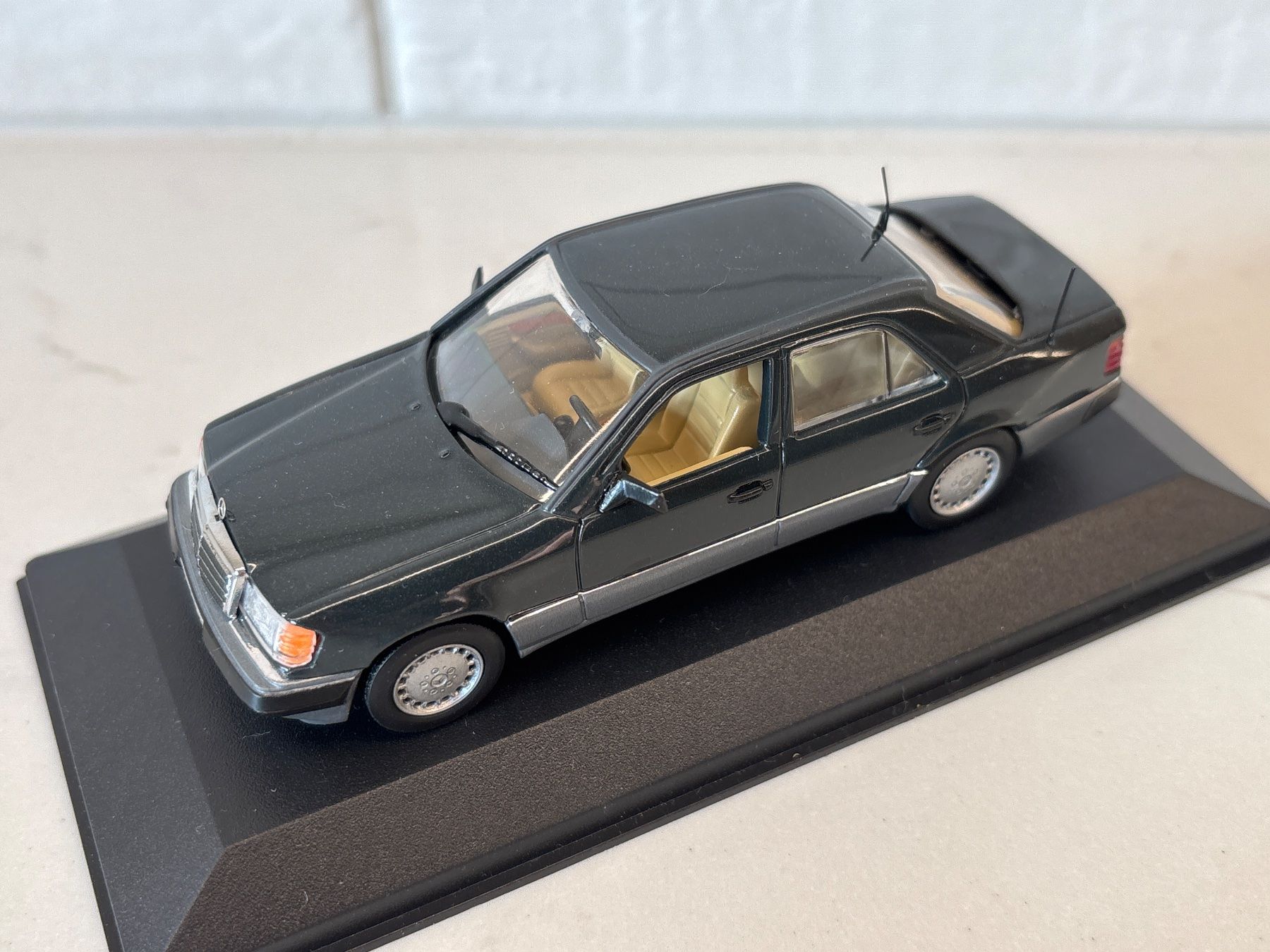 Minichamps Modellautos: Minichamps Mercedes 300 E 1/43 – Gebraucht aus Gollion von Hampton 1