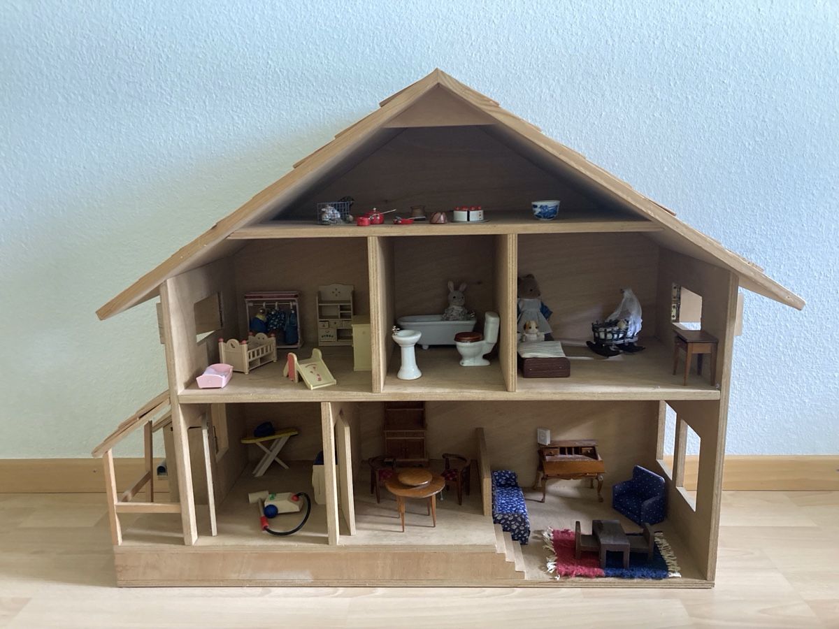 Case e mobili per bambole: Puppenhaus - Holz mit Schindeldach – Usato da oberrieden venduto da gordolino