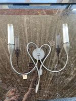 Handgeschmiedete Wandleuchte mit 2 Armen und Glasschirmen