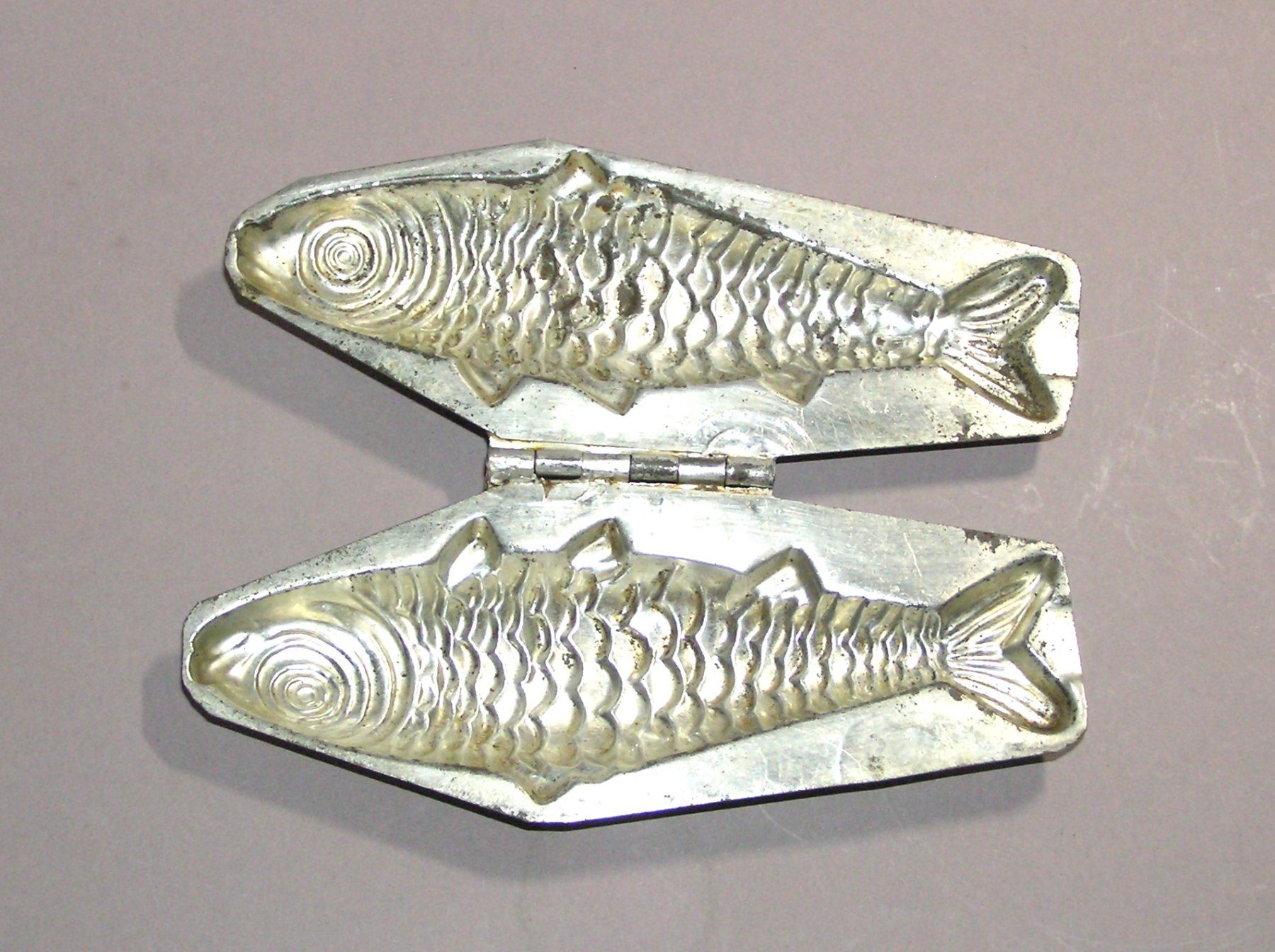 Teglie da forno: ALTE FISCH SCHOKOLADENFORM GIESSFORM – Usato da Grenchen venduto da Antique-hunter 2
