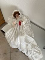 Wunderschöne Porzellanpuppe mit Spitzenkleidchen