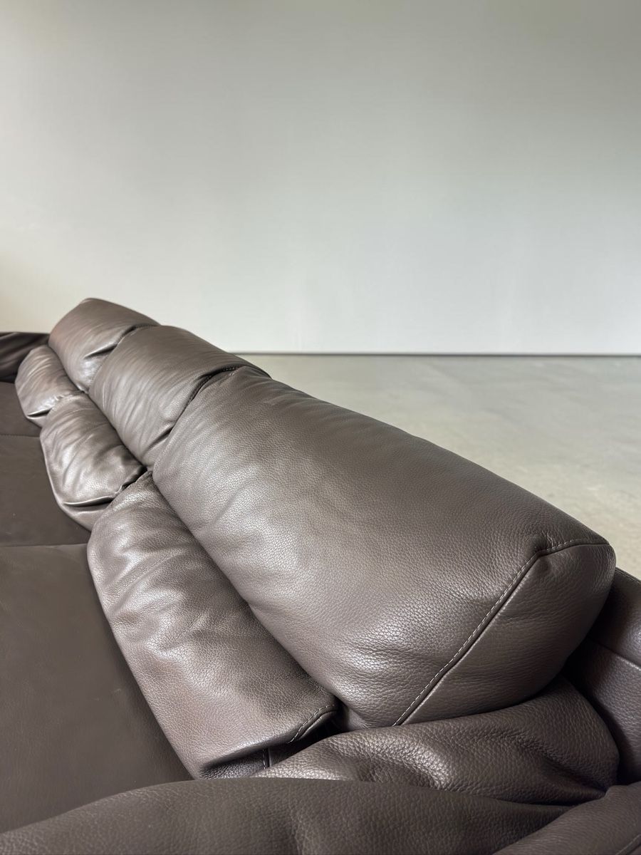 Divani: Ecksofa echtes Nubukleder, ein antiker Metallschirm – Usato da Bachenbülach venduto da Sofalab.swiss 1