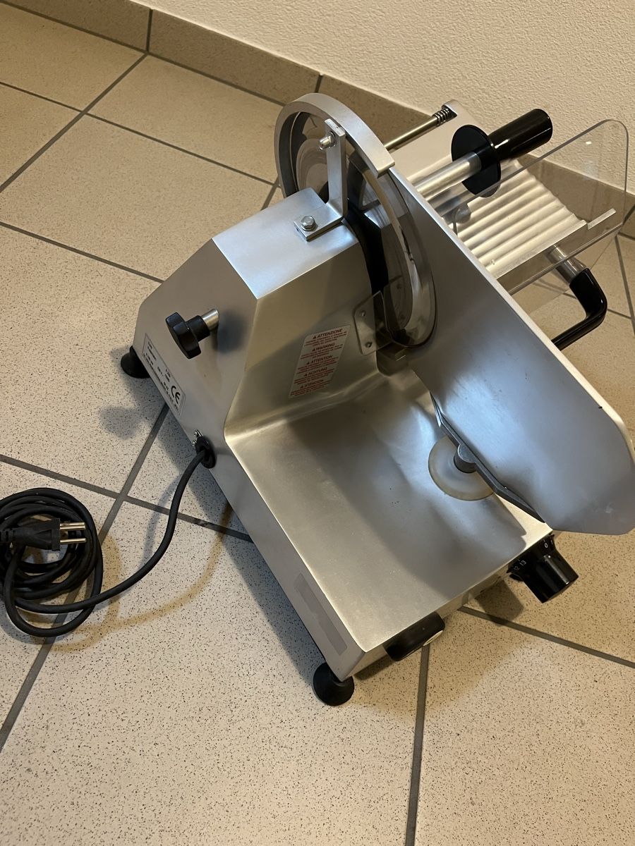 Elettrodomestici da cucina: AFFETTATRICE PROFESSIONALE con lama da 22cm – Usato da Cugnasco venduto da dom_fn57 1