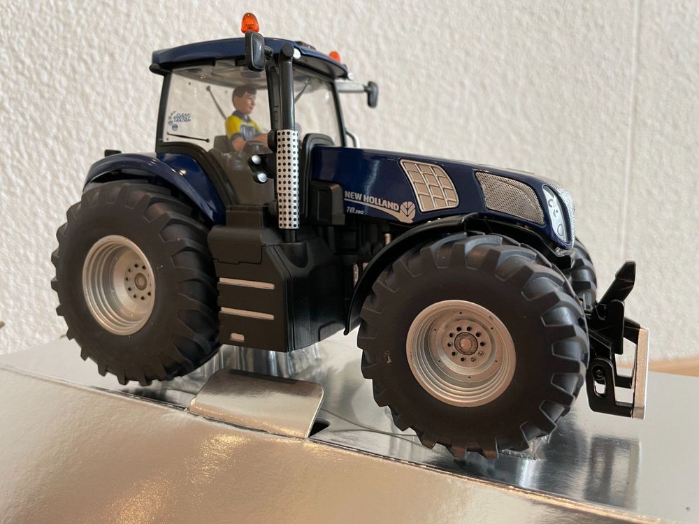 Siku Tracteur New Holland T8.390 1:32