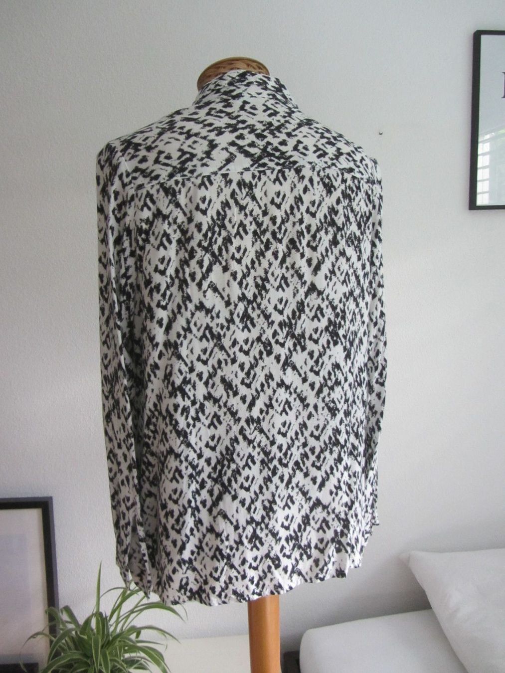 H&M Chemisiers: Bluse schwarz-weiss gemustert - 38 – D'occasion à Zürich par Diazaio 2