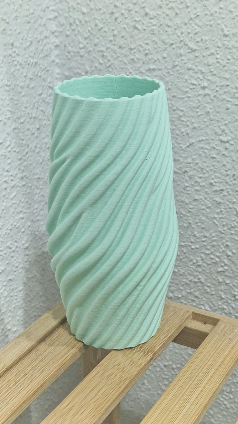 Toutes les décorations: Mint green vase modern design twisted pattern 3D print – Neuf (Voir description) à Basel par mar_jfl8 2