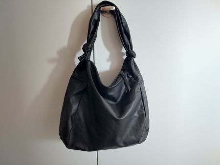 Schwarze Lederhandtasche mit Knotenhenkel